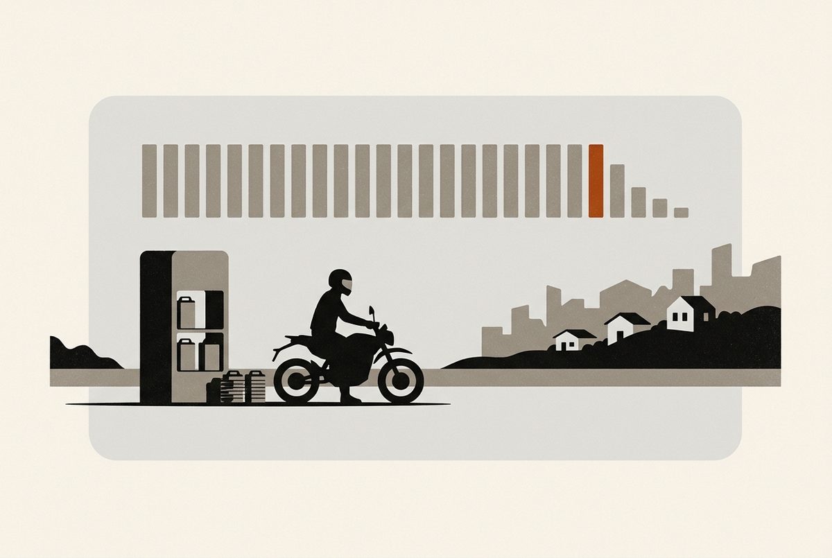 Illustration : un pilote de moto électrique devant une armoire d'échange de batteries, sous une rangée de barres journalières dont les dernières raccourcissent